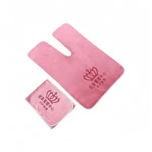 Roze salon beauty spa U-vormige bedlaken handdoekset met een mooi aangepast kroonlogo