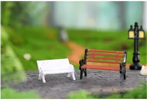 Miniatur Parkbank Mikro Landschaft Detailansicht fur Sukkulenten Pflanze Dekoration und DIY.