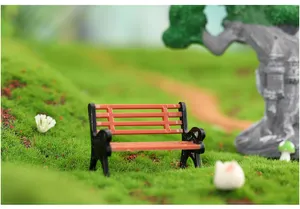Miniatur Parkbank Ornament fuer Sukkulenten Moos Mikro Landschaft Dekoration Detailansicht.