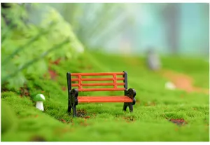 Detailaufnahme einer Miniatur Parkbank für Moos Terrarium und Sukkulenten Deko.