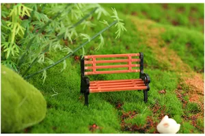 Detailansicht der Miniatur Parkbank, ideal für Moos Mikrolandschaft Dekoration und Garten.