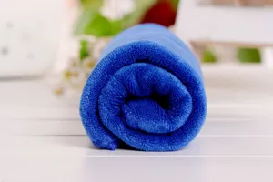 Blaues Mikrofaserhandtuch ordentlich aufgerollt im Detail, saugstark für Reinigung und Auto.