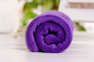 Lila Mikrofasertuch gerollt Variante zeigt weiche Textur und tolle Farbe für den Alltag.