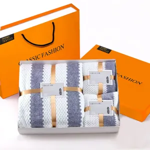 Gedetailleerd overzicht van koraalvleece badhanddoek cadeaugeschenkset in grijs en wit gestreept.