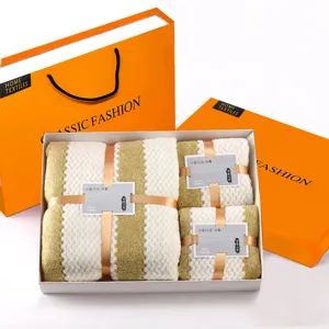Koraalvleece handdoek en badhanddoek cadeaupakket detailweergave, zacht gestreept.