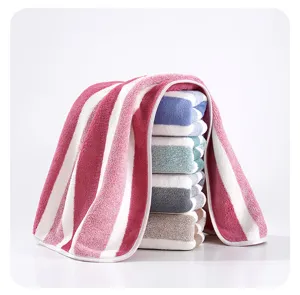Suave toalla a rayas de felpa coral absorbente toalla de baño para uso diario en el hogar.