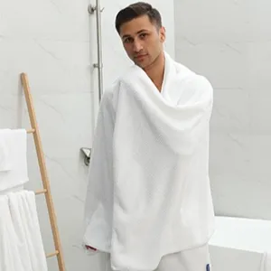 White coral fleece bath towel for men and women, thick, soft, absorbent, ideal for hotel or home.