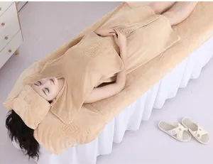 Zachte koraalvleece schoonheidssalon handdoekset, spa bedcover en badjas voor huidverzorging.