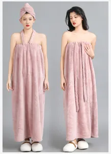 Serviette de bain portable en polaire corail pour femme, peignoir long absorbant en rose.