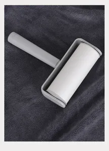 Grauer Fusselroller Detailaufnahme, effektiver Tierhaarentferner für Kleidung und Textilien.