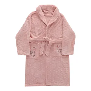Bata de baño de felpa coral rosa con bonito bordado de cisne, prenda de casa suave y absorbente.