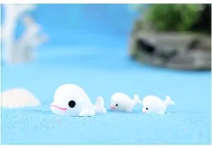 Vue détaillée de figurines miniatures de bélugas en résine pour décoration de terrarium DIY.