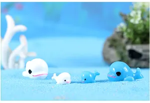 Vue detaille de mignonnes figurines de baleines en resine pour bouteille ecologique.