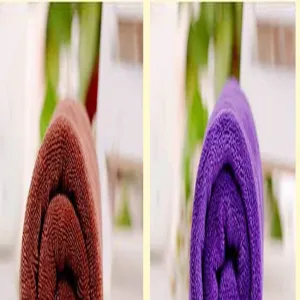 Detalle de la toalla de microfibra, textura suave y gran absorción, ideal para uso en salón.
