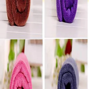 Juego de toallas de microfibra suave y absorbente enrolladas en varios colores hermosos.
