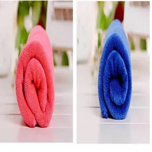 Vista detallada de la toalla de microfibra con textura suave rosa y azul enrollada.
