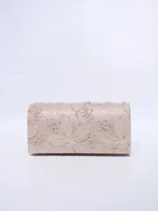 Squisita borsa da sera in pizzo ricamato a fiori, elegante design vintage per occasioni.