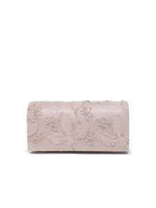 Vista dettagliata dell'elegante pochette da sera ricamata in pizzo con motivo floreale.