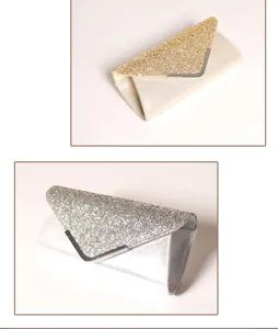 Elegante pochette da sera glitterata con chiusura metallica a V ideale per feste e cerimonie.