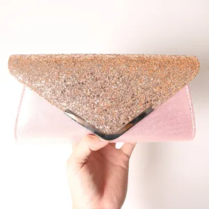 Borsa da sera a pochette glitterata rosa con bordo in metallo, elegante borsa per feste.