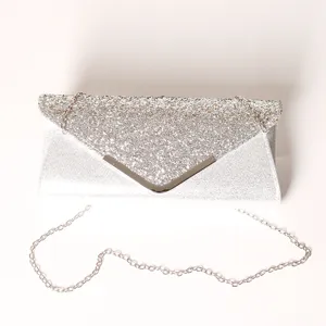 Elegante borsa da sera argento glitterato da donna con tracolla a catena e patta a busta.