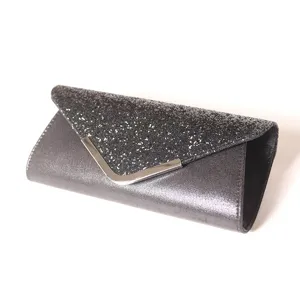 Elegante pochette da sera con paillettes scintillanti da donna, borsa elegante vista principale.