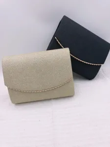 Gros plan détaillé de sacs de soirée pailletés élégants avec tissu étincelant et chaîne.