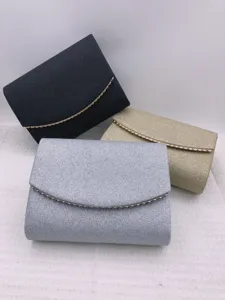 Détail de sac de soirée pailleté texture scintillante et élégante chaîne en métal.