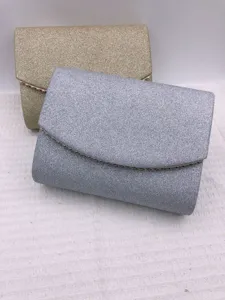 Vue rapprochée des sacs de soirée pailletés, matière scintillante et design rabat élégant.