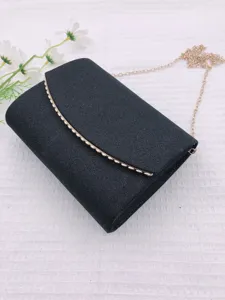 Sac de soirée scintillant noir pour femmes, pochette élégante avec bandoulière chaîne dorée.