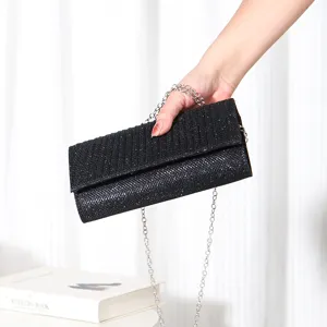 Elegante borsa pochette nera glitterata con catena argentata per feste serali ed eventi.