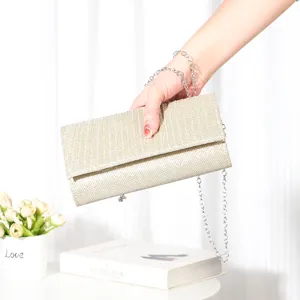 Borsa a tracolla da sera dorata glitterata con catena d'argento, elegante accessorio di moda dettaglio.