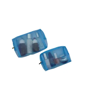Gros plan détaillé de la trousse de toilette en résille bleue avec fermeture éclair voyage.