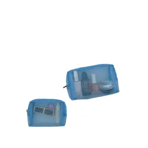Vue détaillée des sacs cosmétiques en filet bleu, trousses de toilette portables.
