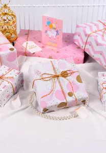 Papier cadeau métallisé rose, feuille brillante pour anniversaire, fêtes et emballages de cadeaux.