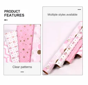 Rouleaux de papier cadeau rose brillant vue de détail, motifs métalliques pour le DIY.