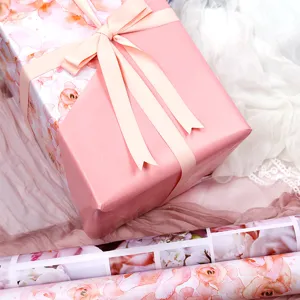 Grand rouleau de papier cadeau imprimé double face au design floral aquarelle rose élégant.