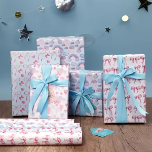 Set de papel de regalo de cumpleaños colorido con lazos bonitos, corazones y arcoíris.
