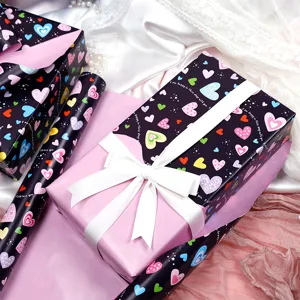 Grand rouleau de papier cadeau imprimé recto verso avec motif de coeurs colorés mignons.