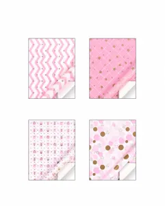 Vue détaillée de papier d'emballage cadeau rose métallique brillant avec des motifs d'étoiles.