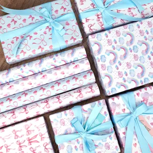 Bonito papel de regalo de cumpleaños con lazos bonitos, corazones y arco iris para los niños.