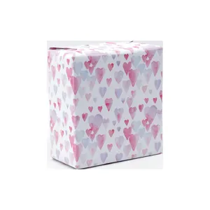 Papel de regalo con corazones de acuarela para fiestas de cumpleaños y cajas de regalo infantiles.