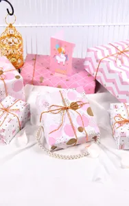 Papier cadeau metallique rose pour anniversaire et cadeaux de vacances vue detaillee