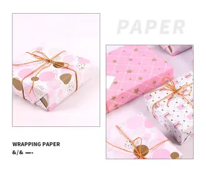 Détail de papier cadeau rose métallique avec motifs d'étoiles et points pour bricolage.