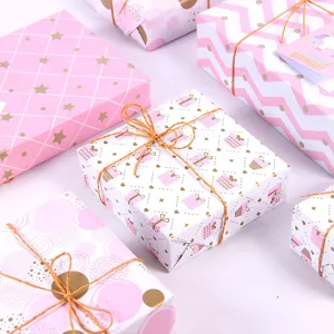 Papier cadeau rose brillante avec finition métallique, idéal pour les anniversaires et fêtes.