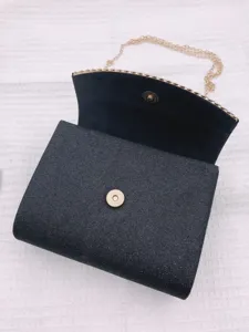 Élégante pochette de soirée noire pailletée avec chaîne dorée, idéale pour fêtes et mariages.