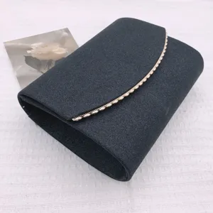 Sac de soirée pailleté noir pour femme, élégant sac à main tendance avec bord métallique.