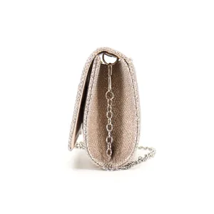 Vista dettagliata della borsa da sera glitterata da donna con catena metallica.