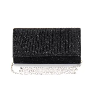 Vista di dettaglio della borsa pochette da sera glitter nera con catena argentata da donna.