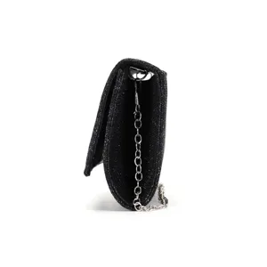 Borsa da sera nera con brillantini vista dettaglio con catena argentata per abito elegante.
